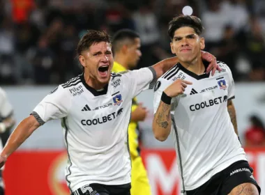 Leonardo Gil y Carlos Palacios celebrando un gol contra Sportivo Trinidense por Copa Libertadores con Colo-Colo.