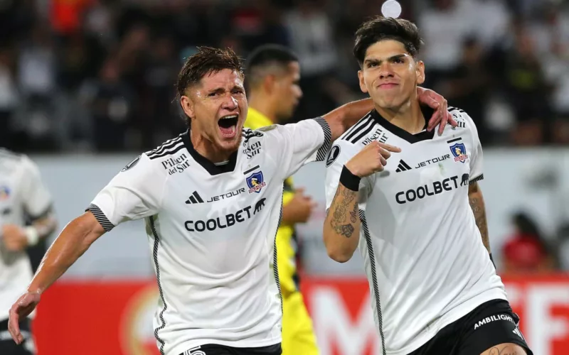 Leonardo Gil y Carlos Palacios celebrando un gol contra Sportivo Trinidense por Copa Libertadores con Colo-Colo.