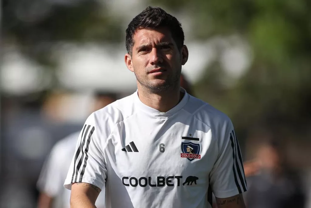 Primer plano a César Fuentes entrenando con indumentaria de Colo-Colo.