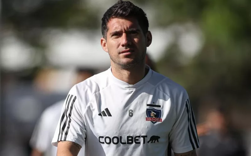 Primer plano a César Fuentes entrenando con indumentaria de Colo-Colo.