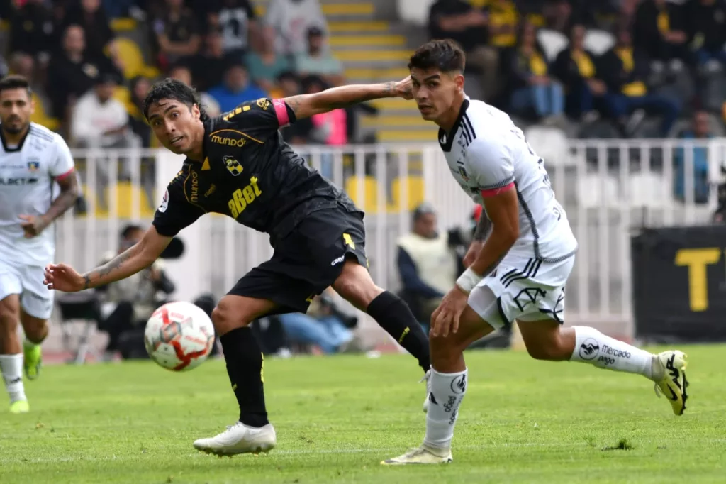 Luciano Cabral y Erick Wiemberg disputando un balón en el partido de Coquimbo Unido vs Colo-Colo.