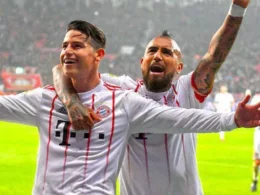 Primer plano a James Rodríguez y Arturo Vidal celebrando un gol con la camiseta del Bayern Múnich.