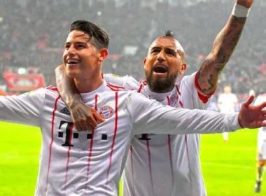 Primer plano a James Rodríguez y Arturo Vidal celebrando un gol con la camiseta del Bayern Múnich.