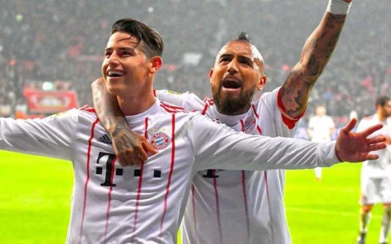 Primer plano a James Rodríguez y Arturo Vidal celebrando un gol con la camiseta del Bayern Múnich.