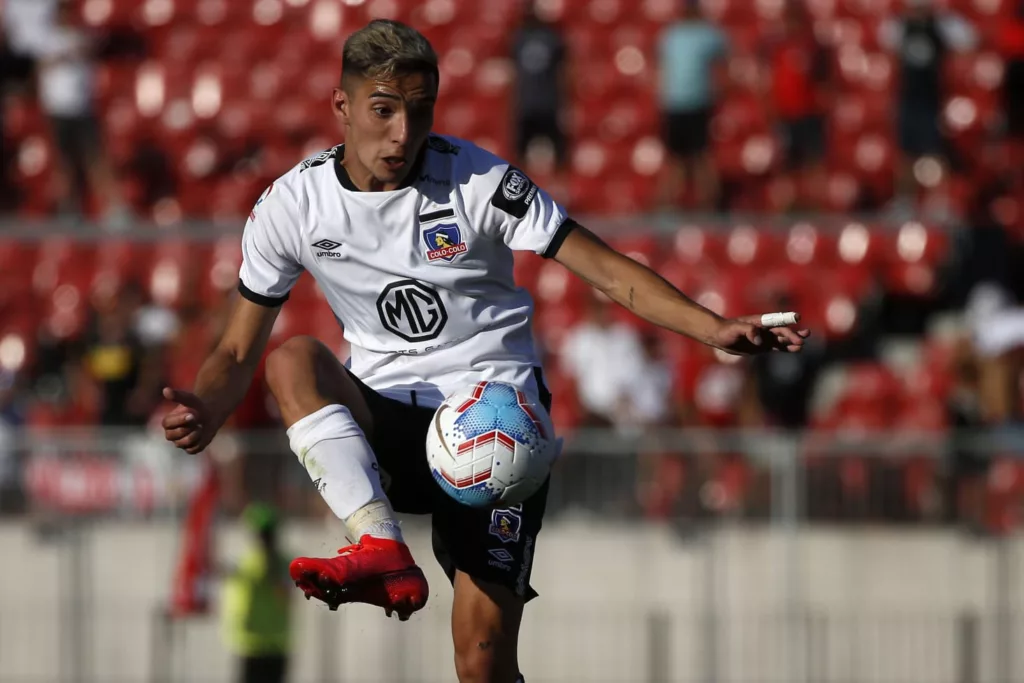 Primer plano a Branco Provoste golpeando un balón con la camiseta de Colo-Colo