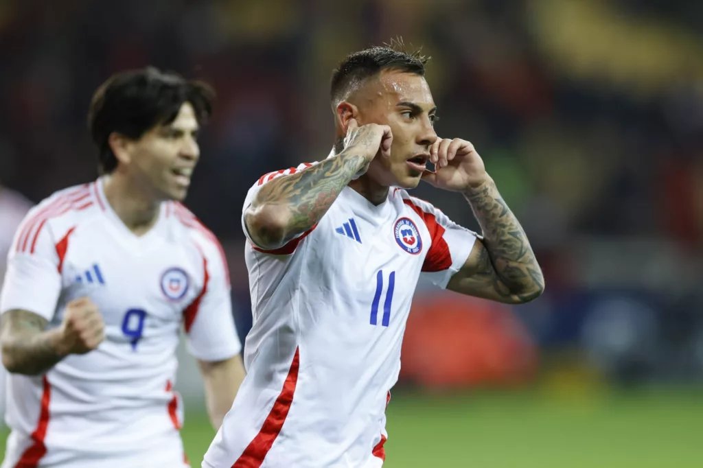 Eduardo Vargas celebrando su gol con la Selección Chilena en el partido frnete a Albania.