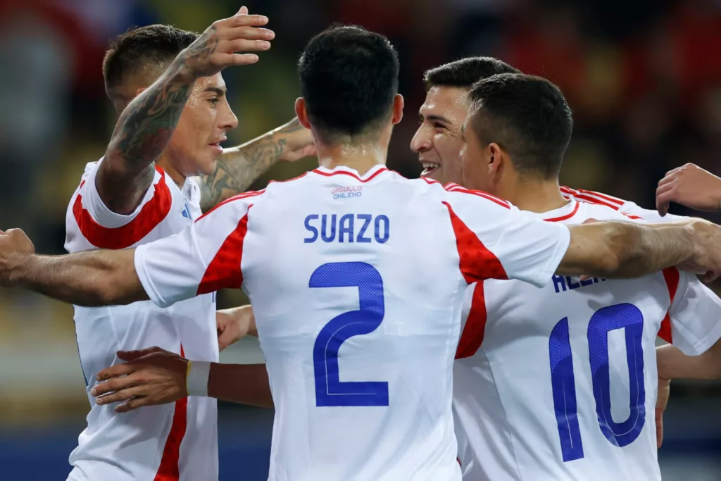 Eduardo Vargas, Gabriel Suazo y Alexis Sánchez celebrando el gol de la Selección Chilena frente a Albania.