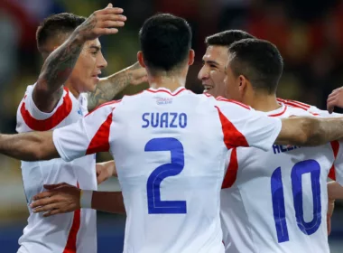Eduardo Vargas, Gabriel Suazo y Alexis Sánchez celebrando el gol de la Selección Chilena frente a Albania.
