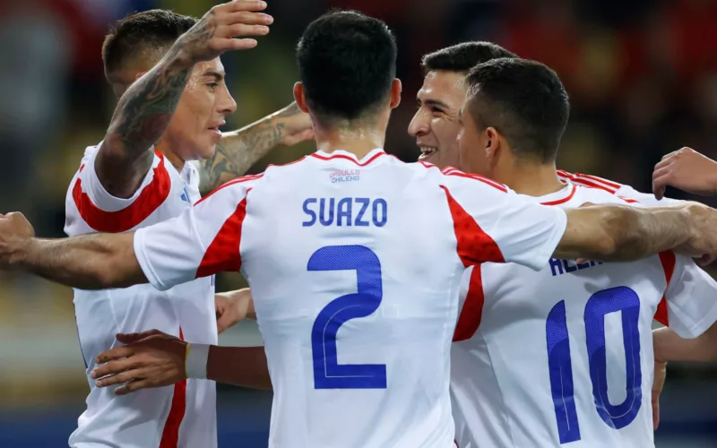 Eduardo Vargas, Gabriel Suazo y Alexis Sánchez celebrando el gol de la Selección Chilena frente a Albania.