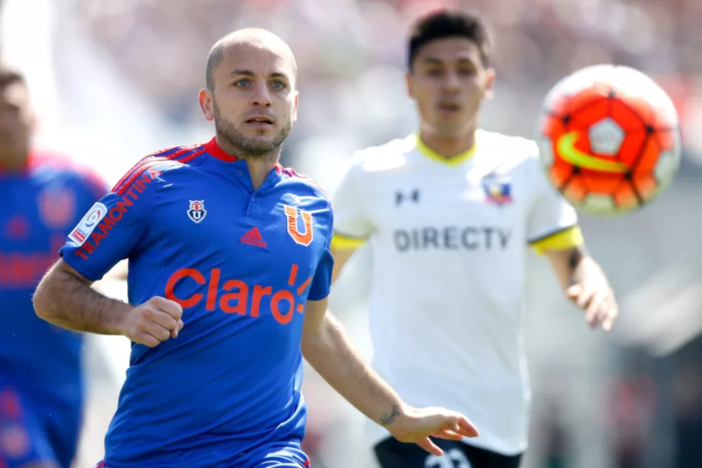 Gustavo Lorenzetti y Claudio Baeza durante un Superclásico entre Universidad de Chile y Colo-Colo.