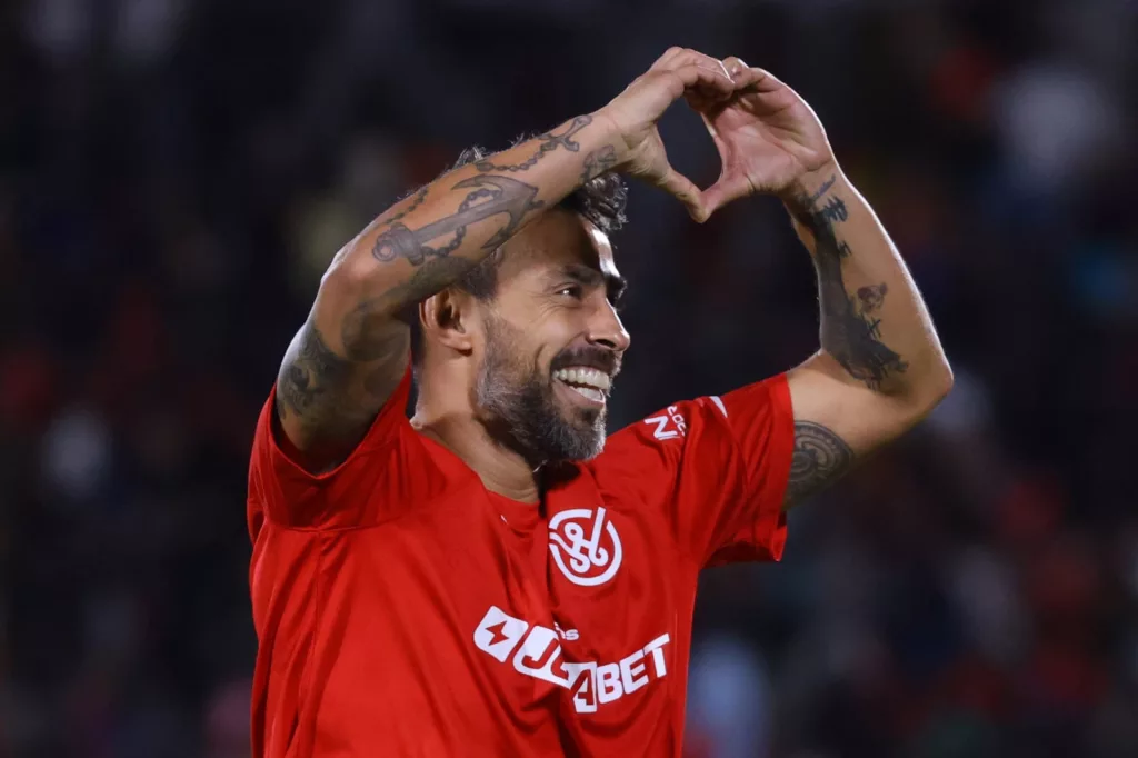 Jorge Valdivia celebrando un gol en el partido de las leyendas.