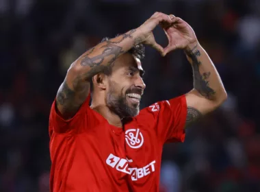 Jorge Valdivia celebrando un gol en el partido de las leyendas.