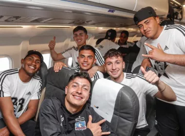 Jugadores del plantel de Colo-Colo en un avión.