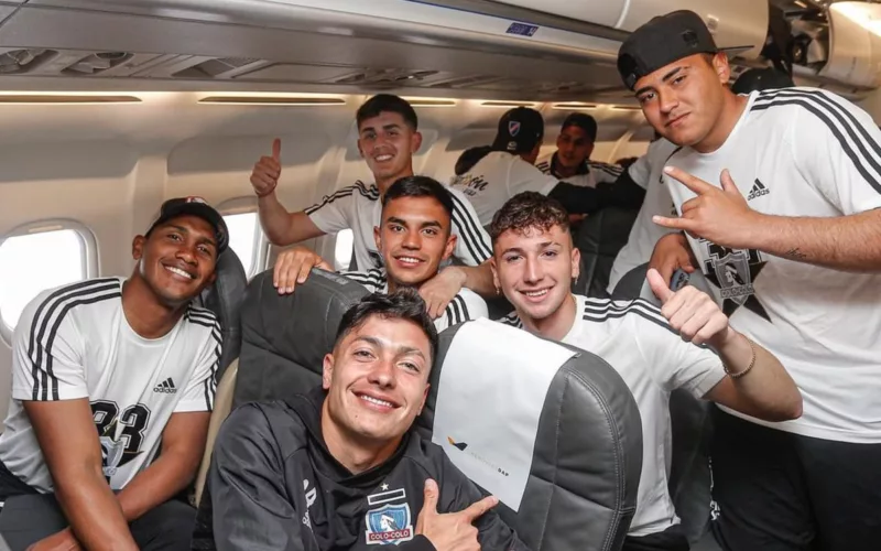 Jugadores del plantel de Colo-Colo en un avión.