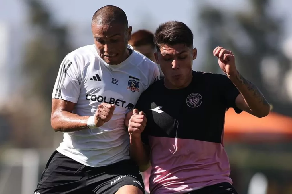 Leandro Benegas durante un partido amistoso de Colo-Colo vs Santiago City en el Estadio Monumental.