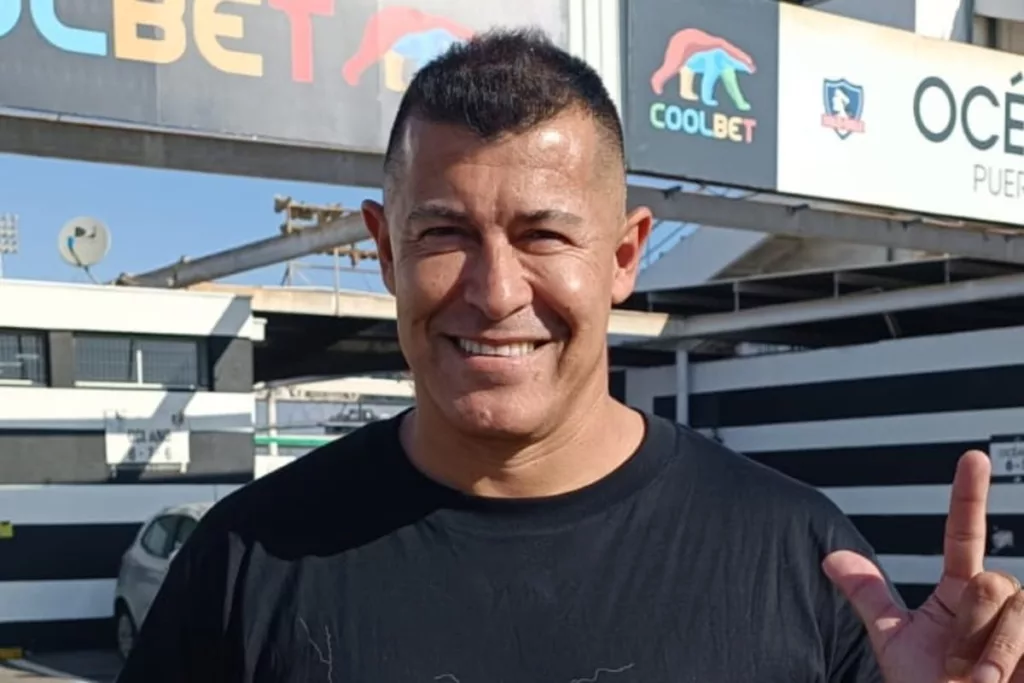 Jorge Almirón con cara de felicidad en el estacionamiento del Estadio Monumental.