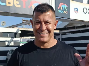 Jorge Almirón con cara de felicidad en el estacionamiento del Estadio Monumental.