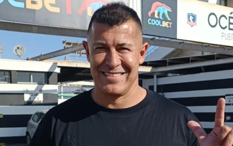 Jorge Almirón con cara de felicidad en el estacionamiento del Estadio Monumental.