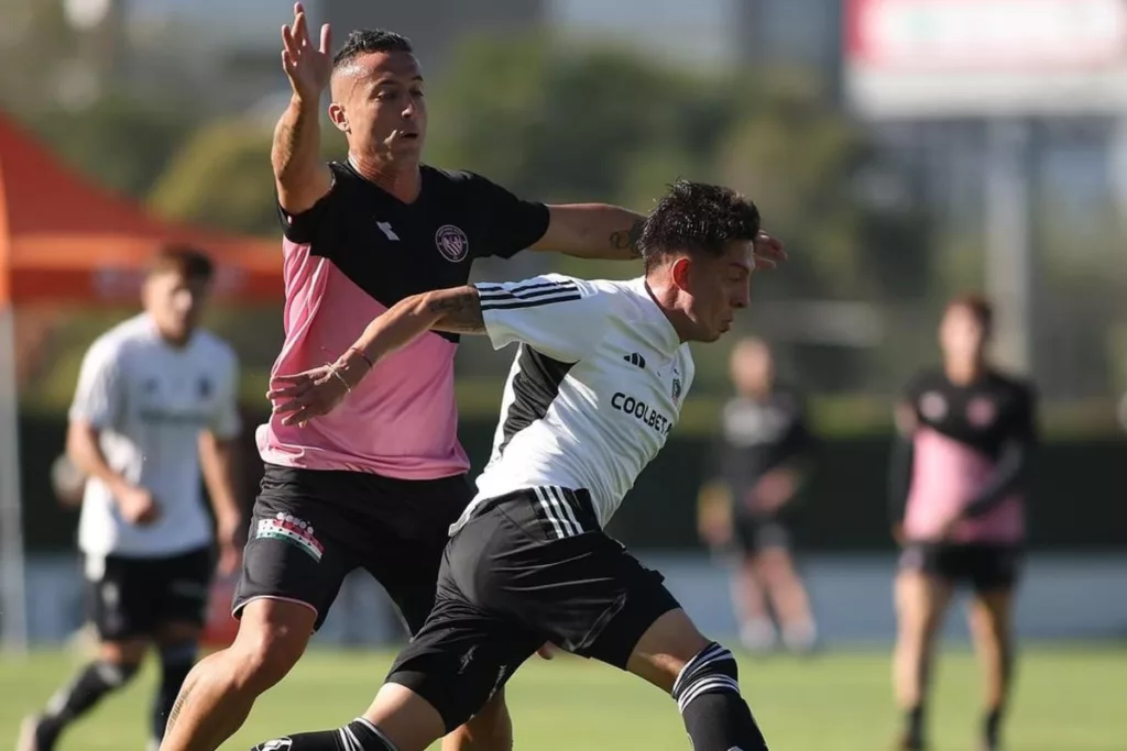 Primer plano a Pablo Parra durante el partido amistoso frente a Santiago City.