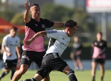 Primer plano a Pablo Parra durante el partido amistoso frente a Santiago City.