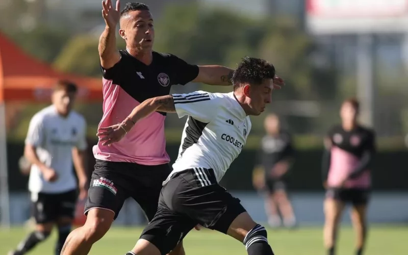 Primer plano a Pablo Parra durante el partido amistoso frente a Santiago City.