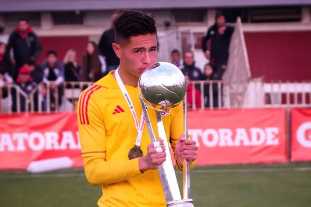 Nicolás Garrido con un trofeo de campeón con Colo-Colo Proyección.