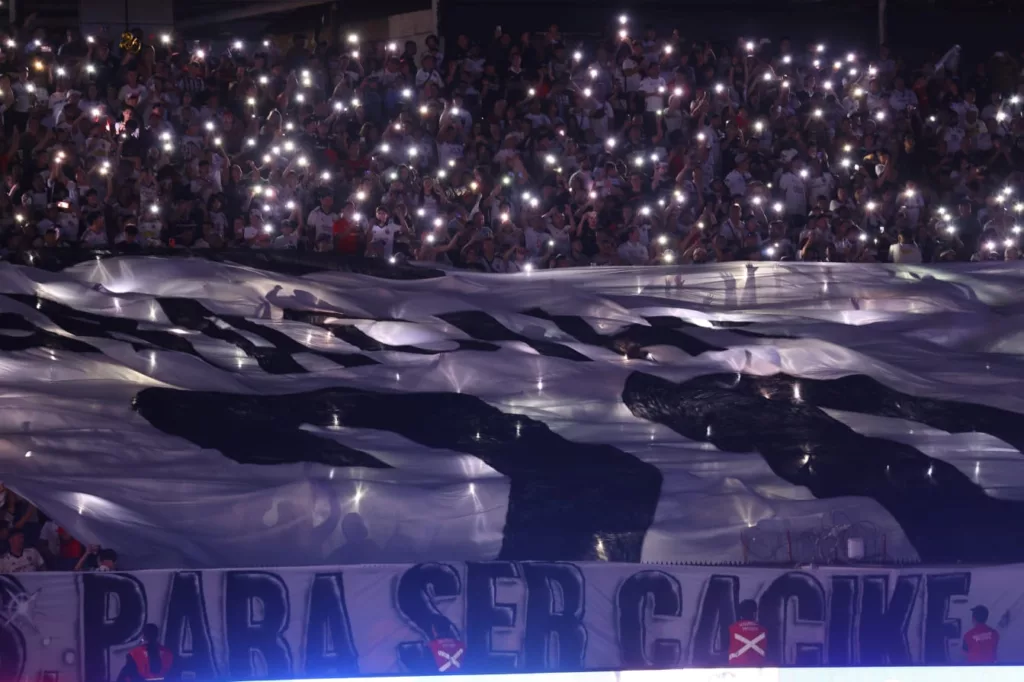 Público Colo-Colo durante la despedida de Jaime Valdés en el Estadio Monumental.