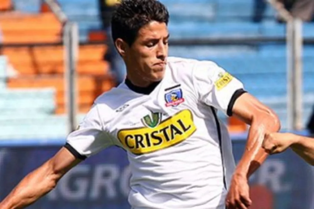 Primer plano a Nelson Cabrera con la camiseta de Colo-Colo.