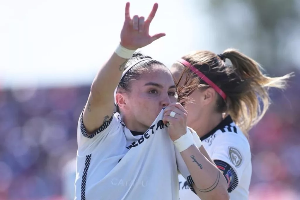 Javiera Grez celebrando su gol contra Universidad de Chile en el Superclásico.