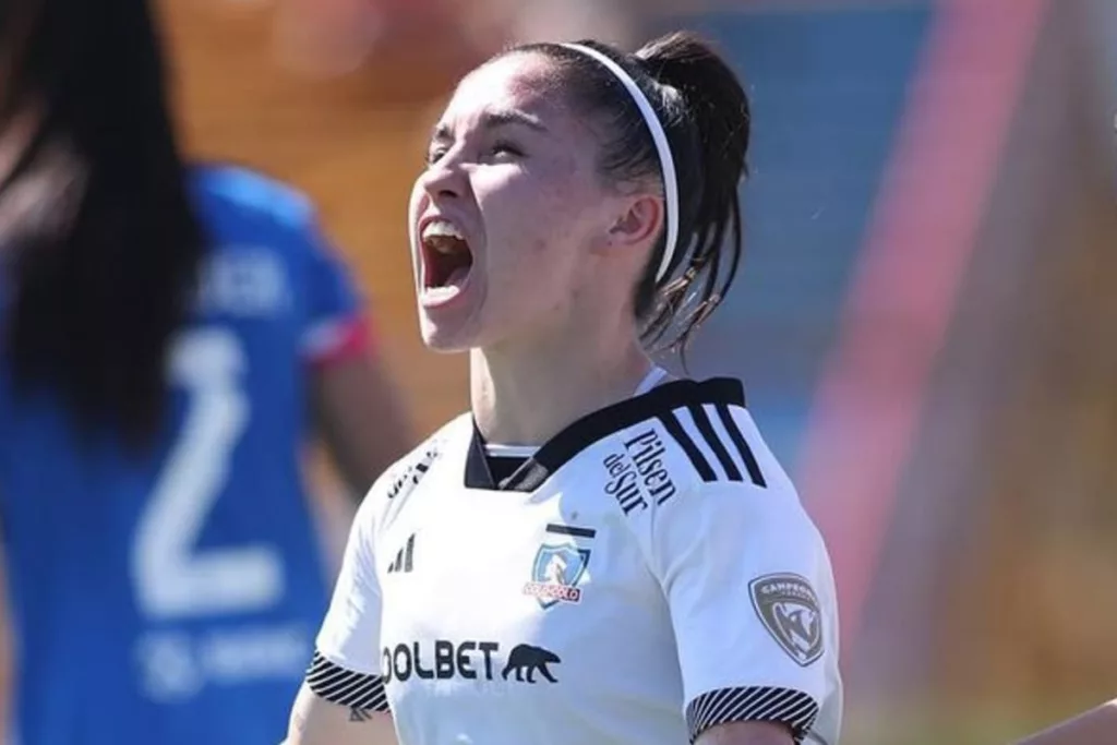 Javiera Grez celebrando su gol contra Universidad de Chile en el Superclásico.