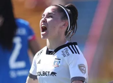 Javiera Grez celebrando su gol contra Universidad de Chile en el Superclásico.