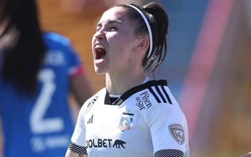 Javiera Grez celebrando su gol contra Universidad de Chile en el Superclásico.