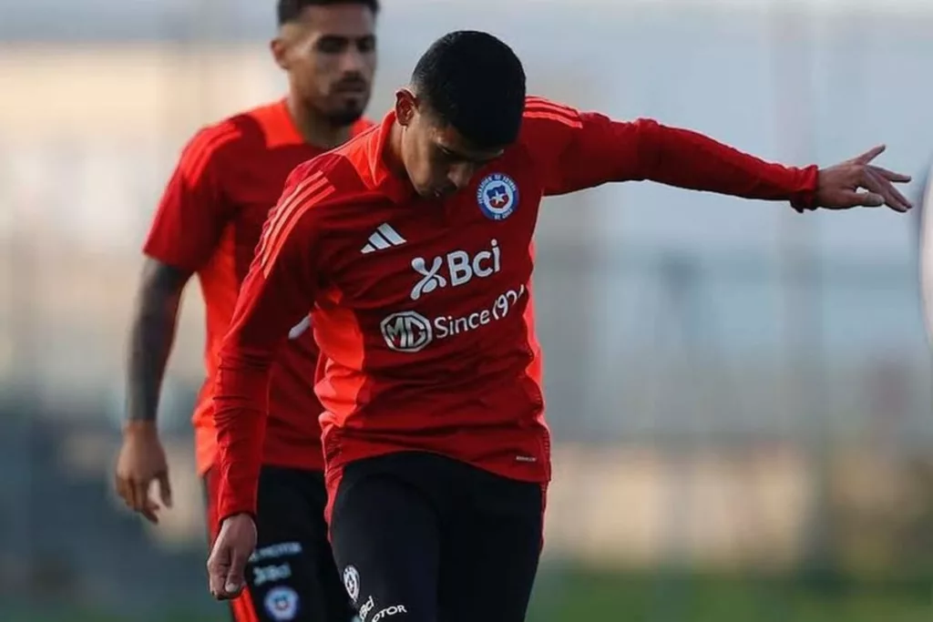Primer plano a Esteban Pavez entrenando con la Selección Chilena.