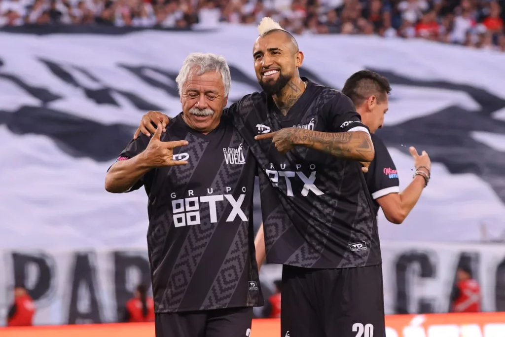 Primer plano a Carlos Caszely y Arturo Vidal celebrando su gol en la despedida de Jaime Valdés