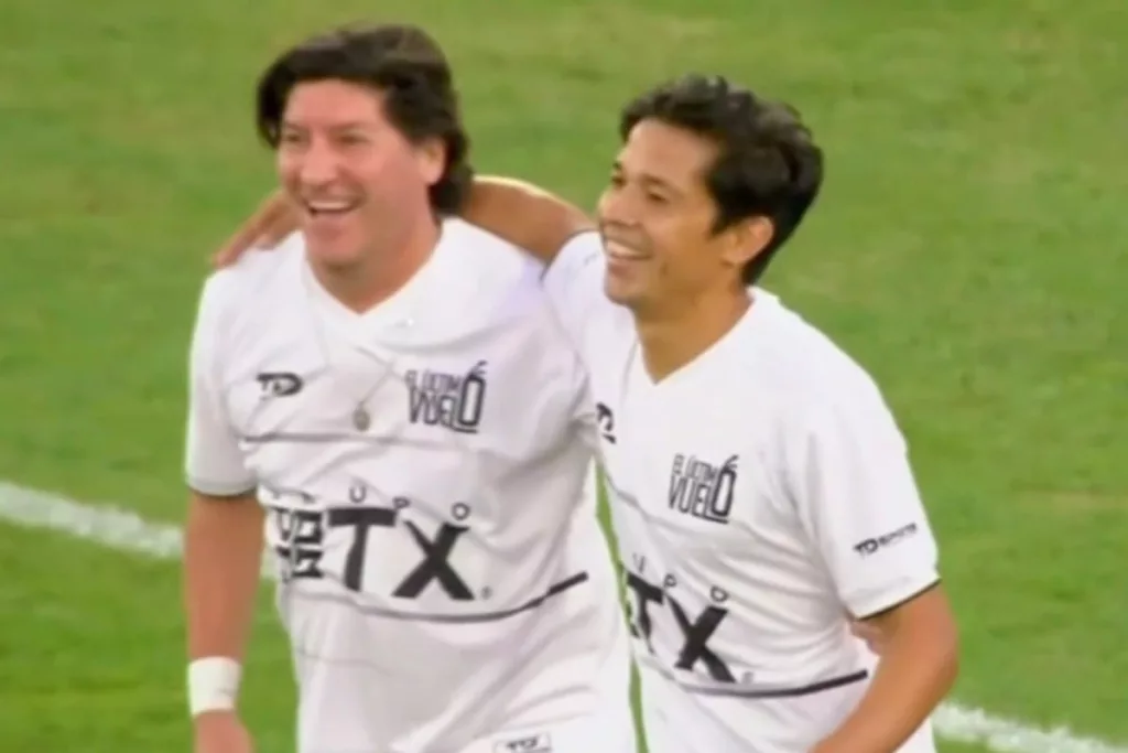 Matías Fernández celebrando su gol en la despedida de Jaime Valdés.