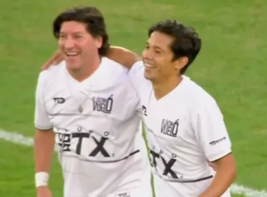 Matías Fernández celebrando su gol en la despedida de Jaime Valdés.