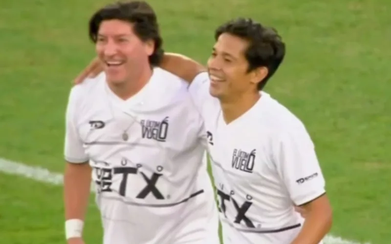 Matías Fernández celebrando su gol en la despedida de Jaime Valdés.