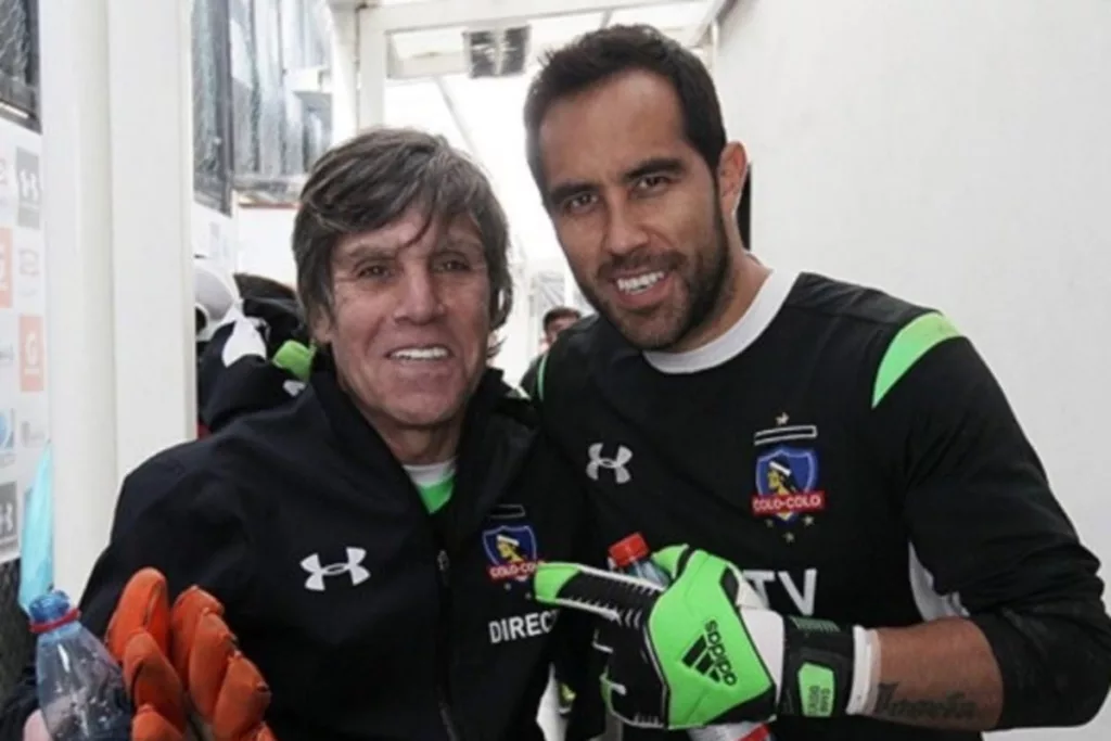 Claudio Bravo y Julio Rodríguez con indumentaria de Colo-Colo en el Estadio Monumental.