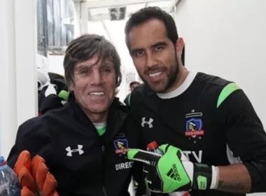 Claudio Bravo y Julio Rodríguez con indumentaria de Colo-Colo en el Estadio Monumental.