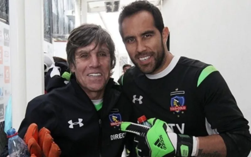 Claudio Bravo y Julio Rodríguez con indumentaria de Colo-Colo en el Estadio Monumental.