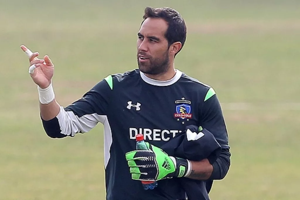 Claudio Bravo entrenando con indumentaria de Colo-Colo