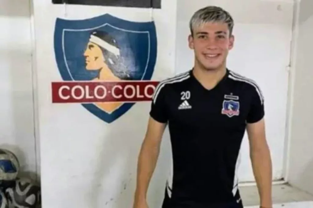 Fidel Tourn junto al escudo de Colo-Colo, mientras usa indumentaria del club.