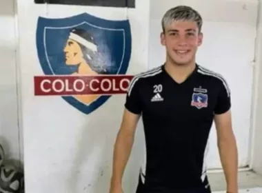 Fidel Tourn junto al escudo de Colo-Colo, mientras usa indumentaria del club.