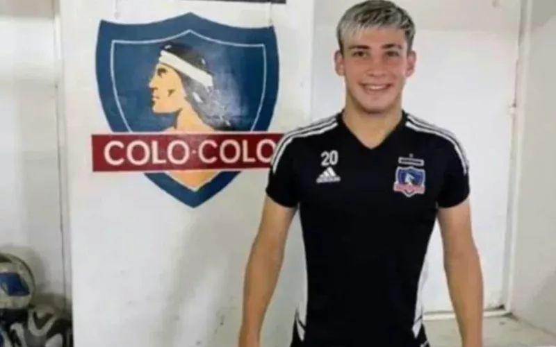 Fidel Tourn junto al escudo de Colo-Colo, mientras usa indumentaria del club.