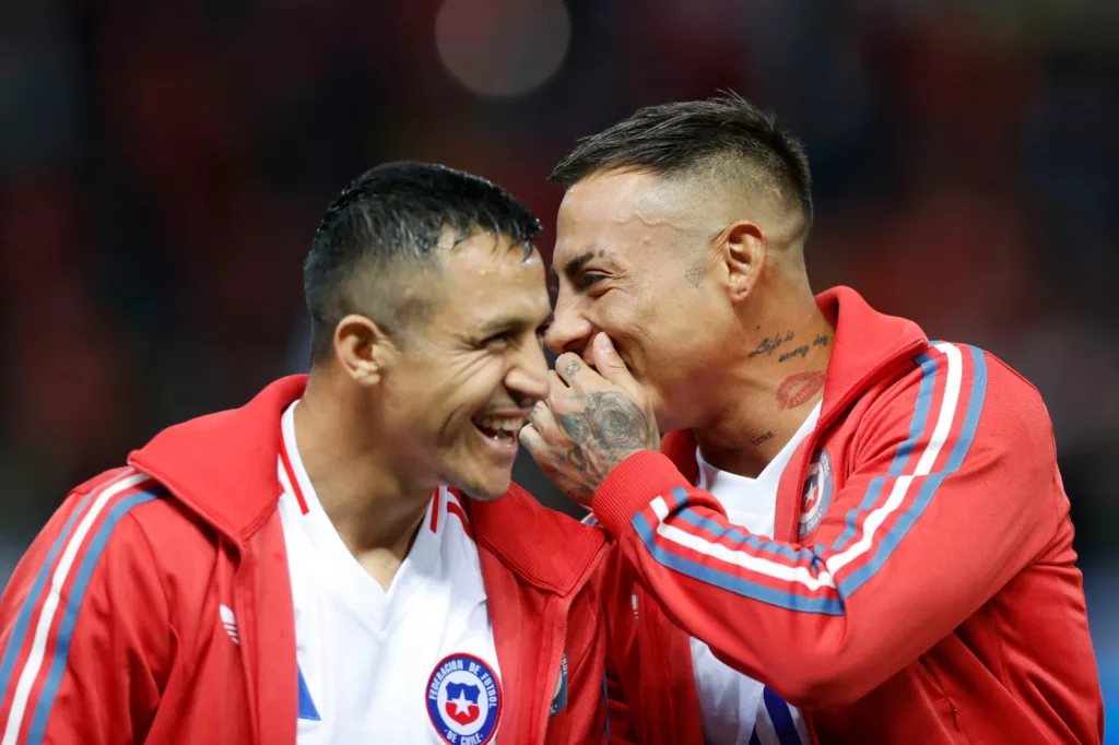 Alexis Sánchez y Eduardo Vargas conversando durante un partido de la Selección Chilena.