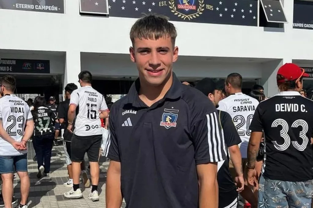 Fidel Tourn con la camiseta de Colo-Colo en el Estadio Monumental.