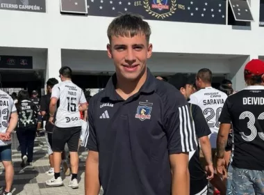 Fidel Tourn con la camiseta de Colo-Colo en el Estadio Monumental.