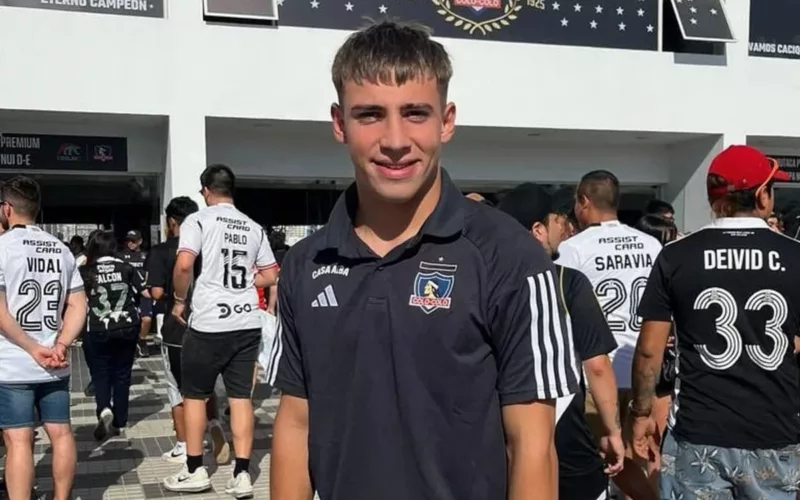 Fidel Tourn con la camiseta de Colo-Colo en el Estadio Monumental.