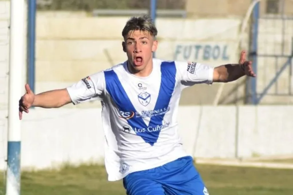 Fidel Tourn celebrando un gol con Club Deportivo La Armonía.