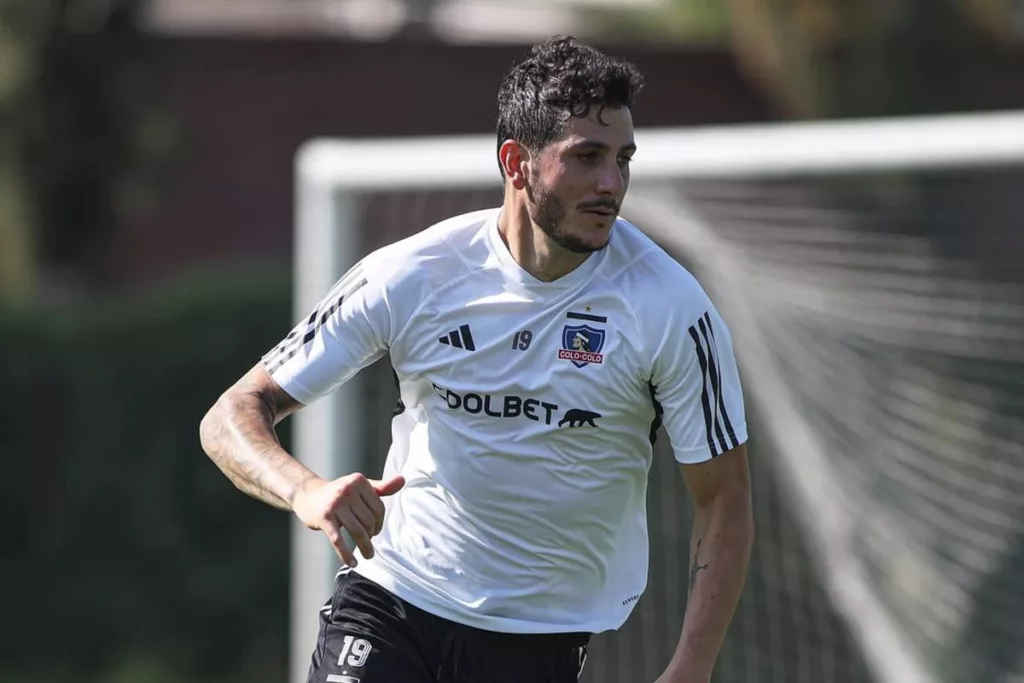 Primer palno a Gonzalo Castellani entrenando con la camiseta de Colo-Colo en el Estadio Monumental.